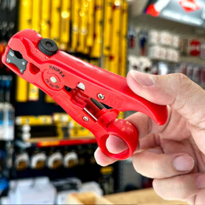 Knipex 16 60 06 SB xử lý cáp đồng trục RG59–RG11 bằng lưỡi cắt định vị theo từng lớp vật liệu.