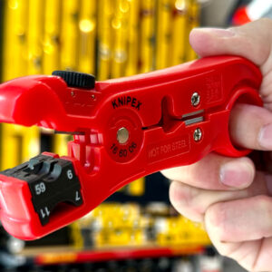 Knipex 16 60 06 SB vận hành thuần cơ học, phù hợp làm việc trong môi trường thi công thực địa.