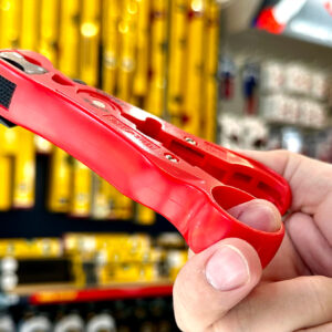 Thân nhựa kỹ thuật trên Knipex 16 60 06 SB giữ ổn định cơ học khi thao tác.