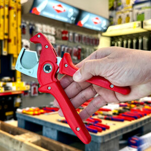 Khóa an toàn cố định lưỡi khi cất; Kéo cắt ống nhựa mềm Knipex 90 20 185 mang theo túi dụng cụ an toàn.