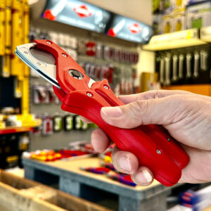 Lưỡi thép dụng cụ tôi dầu của Kéo cắt ống nhựa mềm Knipex 90 20 185 thay thế nhanh, duy trì sắc bén dài hạn.