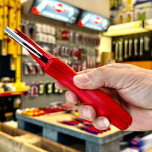 Trong hệ thống khí nén và điện, Kéo cắt ống nhựa mềm Knipex 90 20 185 xử lý ống mềm, ống luồn vải ổn định.