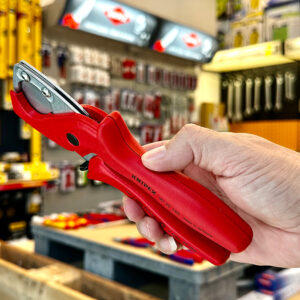 Kéo cắt ống nhựa mềm Knipex 90 20 185 cắt Ø4–25, lưỡi hình thang, mép vuông, không biến dạng, phù hợp ống mỏng.