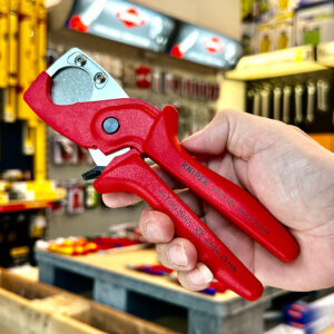Tay cầm nhựa gia cường sợi thủy tinh; Kéo cắt ống nhựa mềm Knipex 90 20 185 phân phối lực ổn định, giảm mỏi tay.