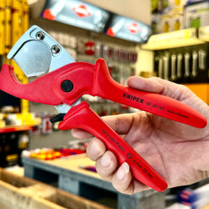 Đế nửa tròn định vị ống vuông góc; Kéo cắt ống nhựa mềm Knipex 90 20 185 giữ mép cắt ngay ngắn trên vật liệu đàn hồi.