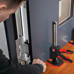 Kích tay lắp ráp BESSEY BEYCEPS cho phép chuyển sang chế độ kẹp 170–390 mm mà không cần dụng cụ. Cấu trúc thao tác rõ ràng, tay bơm phía trên, hai gạt điều khiển tách biệt.