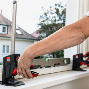 Kích tay lắp ráp BESSEY BEYCEPS có vỏ nhựa kín bảo vệ khỏi bụi, mạt gỗ, giúp tăng độ bền. Tay bơm chống trượt, đế có nắp nhựa tháo lắp nhanh, thi công được trên vật liệu dễ trầy.