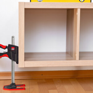 Kích tay lắp ráp BESSEY BEYCEPS gọn nhẹ với trọng lượng 1,6 kg, thao tác dễ bằng một tay, tiện lợi trong lắp module nội thất treo cao, khung kỹ thuật, hoặc kệ treo tường.