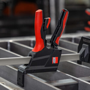 Kích tay lắp ráp BESSEY BEYCEPS sử dụng cơ cấu bơm tay với lực nâng đến 180 kg. Mỗi bóp nâng 8 mm, mỗi lần gạt hạ 4 mm. Phù hợp cho lắp bảng điện, khung treo, tủ bếp.