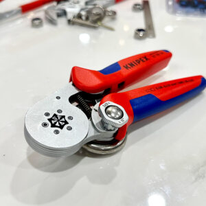 Kìm bấm cos tự động Knipex 97 55 14 đầu bấm bên hông, thao tác dễ trong tủ điện.