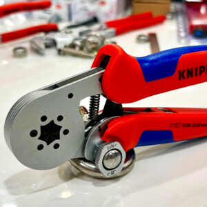 Kìm bấm cos tự động Knipex 97 55 14 thân thép crom-vanadi tôi dầu, trọng lượng 445 g.
