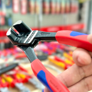Kìm cắt đầu bulông Knipex 61 02 200 áp dụng cơ chế đòn bẩy, truyền lực hiệu quả để giảm lực tay khi xử lý vật liệu cứng mà vẫn giữ bề mặt cắt ổn định.