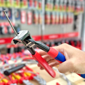 Kìm cắt đầu bulông Knipex 61 02 200 có tay cầm không gờ chắn, bọc nhựa đa lớp, tăng độ bám, giảm cấn tay, phù hợp làm việc dài hạn tại công trường.