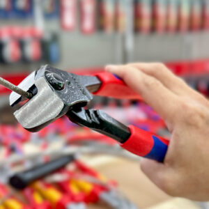 Kìm cắt đầu bulông Knipex 61 02 200 chế tạo từ thép vanadi điện, rèn và tôi dầu nhiều giai đoạn, đảm bảo độ bền lõi và giữ sắc cạnh lưỡi cắt.