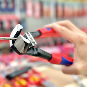 Kìm cắt đầu bulông Knipex 61 02 200 phủ oxit đen chống gỉ tại phần đầu, bề mặt được đánh bóng để hạn chế ma sát và nâng cao độ bền sử dụng.