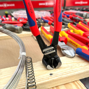 Kìm cắt đầu bulông Knipex 61 02 200 có lưỡi tôi cảm ứng đạt độ cứng 64 HRC, đáp ứng cắt dây thép đàn hồi, dây đàn piano, chốt thép và thép xây dựng.