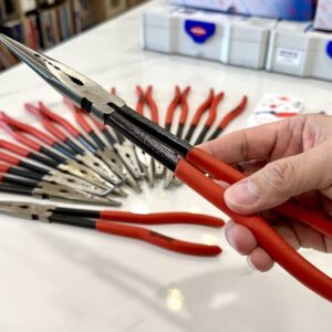 Kìm mỏ nhọn đầu thẳng Knipex 28 71 280 không có chức năng cách điện cao áp, không dùng trong môi trường điện lưới hoặc nơi có điện thế nguy hiểm.