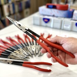 Kìm mỏ nhọn đầu thẳng Knipex 28 71 280 có tay cầm nhúng nhựa PVC, không có vân hoặc gờ chắn, tạo cảm giác thao tác liên tục nhẹ và ít mỏi tay.