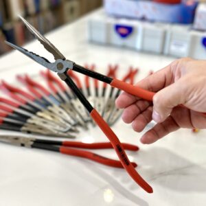 Kìm mỏ nhọn đầu thẳng Knipex 28 71 280 được đánh bóng bề mặt đầu kìm nhằm giảm phản xạ ánh sáng và dễ làm sạch trong quá trình thao tác thực tế.