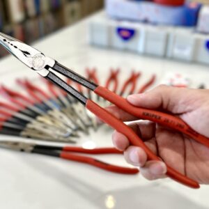 Kìm mỏ nhọn đầu thẳng Knipex 28 71 280 có đầu phủ lớp oxit đen (black atramentized) chống gỉ nhẹ và chống bám bụi trong môi trường cơ khí.