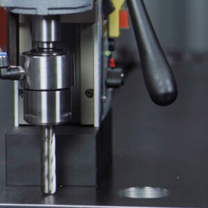 Máy khoan từ Euroboor ECO.50-T tích hợp chế độ đảo chiều điện tử, cho phép khoan lùi, taro ren ngược hiệu quả khi gia công trên vật liệu dày hoặc yêu cầu ren sâu.