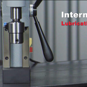 Máy khoan từ Euroboor ECO.50-T trang bị đế từ lực hút cao 1.850 kg và cảm biến LED cảnh báo lực hút theo thời gian thực, tăng độ an toàn khi thi công trên thép mỏng hoặc cong.