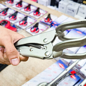 Kìm bấm kẹp hàn Knipex 42 14 280 điều chỉnh độ mở bằng vít xoắn, nhả nhanh bằng cần gạt an toàn.