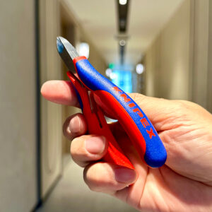 Với trọng lượng 70 g và tiêu chuẩn DIN ISO 9654, Knipex 77 02 115 đáp ứng yêu cầu điện tử chính xác chuyên nghiệp.