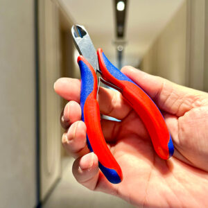 Bề mặt Knipex 77 02 115 được xử lý bóng gương, phủ dầu chống gỉ, loại bỏ hoàn toàn nguy cơ chập điện từ mảnh mạ.