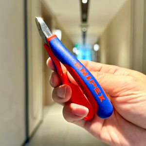 Knipex 77 02 115 sử dụng lò xo đôi ma sát thấp, giúp thao tác nhẹ và đều trong sản xuất liên tục.