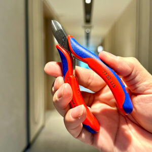 Đầu bo tròn của Knipex 77 02 115 tối ưu cắt sát mạch mà không gây hư tổn bề mặt đồng.