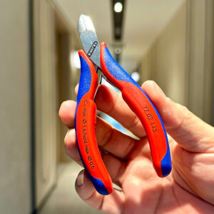 Kết cấu hộp trượt giúp Knipex 77 02 115 truyền lực đều, tránh rơ, duy trì trục cắt ổn định lâu dài.