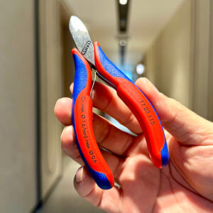 Lưỡi cắt Knipex 77 02 115 đạt độ cứng tối thiểu 62 HRC, xử lý tốt vật liệu từ mềm đến cứng cao.
