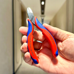Knipex 77 02 115 dài 115 mm, thiết kế nhỏ gọn chuyên cắt chân linh kiện điện tử có độ chính xác cao.