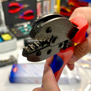 Kìm bấm cos PreciForce Knipex 97 52 35 bấm dây tiết diện 0,5–6,0 mm² (AWG 20–10) với ba khuôn bấm chuyên dụng.