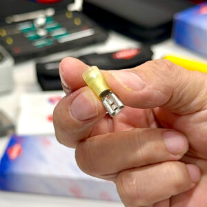 Kìm bấm cos PreciForce Knipex 97 52 35 trang bị cơ cấu truyền lực cộng lực giúp giảm lực bóp tay.