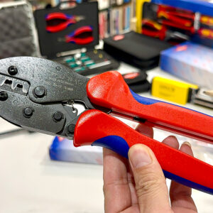 Kìm bấm cos PreciForce Knipex 97 52 35 có chốt khóa tích hợp giữ áp lực bấm, có thể mở thủ công khi cần.