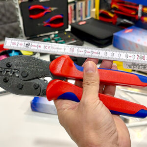 Kìm bấm cos PreciForce Knipex 97 52 35 chế tạo từ thép Chrome Vanadium, tôi dầu tăng độ bền và chống mài mòn.