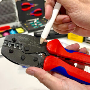 Kìm bấm cos PreciForce Knipex 97 52 35 có lưỡi bấm gắn chết, không thay thế, tối ưu cho một nhóm đầu cos nhất định.