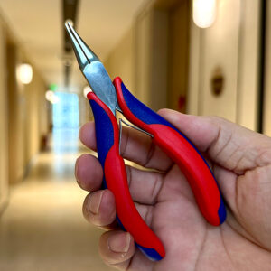 Kìm mỏ dẹt Knipex 35 12 115 sử dụng khớp nối dạng hộp giúp truyền lực đều và không lệch trục, giảm sai số khi gắp linh kiện.