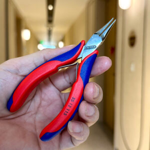 Kìm mỏ dẹt Knipex 35 12 115 được trang bị lò xo kép giúp giảm ma sát, mở hàm tự động và tối ưu cho thao tác liên tục.