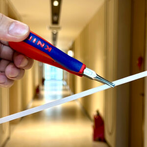 Kìm mỏ dẹt Knipex 35 12 115 có tay cầm bọc vật liệu đa thành phần, thon gọn giữa ngón cái và trỏ để cầm nắm chắc chắn.