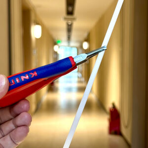 Kìm mỏ dẹt Knipex 35 12 115 không mạ crôm nhằm tránh mảnh bong rơi vào khu vực mạch in nhạy cảm.