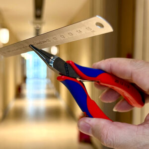 Kìm mỏ dẹt Knipex 35 12 115 có trọng lượng 70 g, thuận tiện cho thao tác một tay với độ ổn định cao.