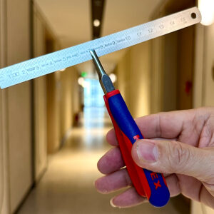 Kìm mỏ dẹt Knipex 35 12 115 được sử dụng cho ngành điện tử, chế tạo mạch in và lắp ráp thiết bị đo lường.