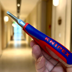 Kìm mỏ dẹt Knipex 35 12 115 được chế tạo từ thép công cụ đặc biệt, tôi dầu, đánh bóng gương và phủ lớp dầu chống gỉ duy trì định kỳ.