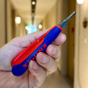 Kìm mỏ dẹt Knipex 35 12 115 có mũi mỏng 2,0 mm, chiều dài hàm 22,5 mm, cho phép tiếp cận tốt trong không gian hẹp khi lắp ráp.