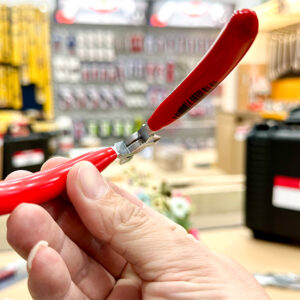 Knipex 37 33 125 dài 125 mm, hàm phẳng mịn, dùng kẹp linh kiện điện tử và chi tiết cơ khí nhỏ.