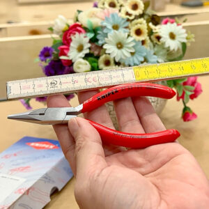 Đầu phẳng của Knipex 37 33 125 tránh gây trầy xước vật liệu mỏng khi giữ hoặc căn chỉnh.