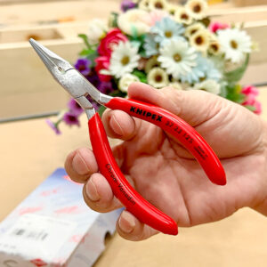 Knipex 37 33 125 đạt tiêu chuẩn DIN ISO 9655, vật liệu an toàn theo quy định REACH.